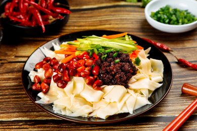 木底上放着一盘手工凉面