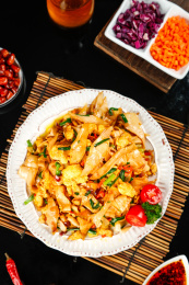 竹底上放着一盘鸡蛋炒面片