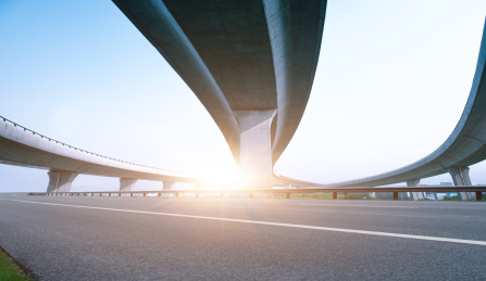 晴朗天空,立交桥下的高速公路路面 