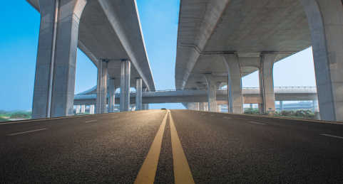 晴朗天空,立交桥下的高速公路路面 