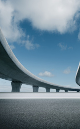 晴朗天空，立交桥下的高速公路路面