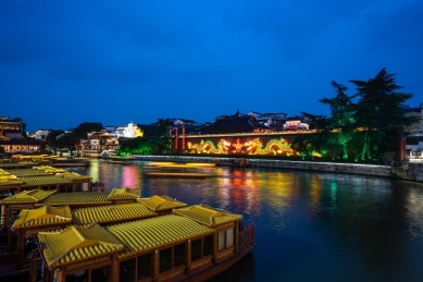 中国江苏南京夫子庙秦淮河两岸画舫与游船夜景