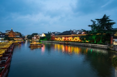 中国江苏南京夫子庙秦淮河两岸画舫与游船夜景