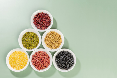 粗粮杂粮红豆绿豆黄豆黑豆花生玉米面绿背景