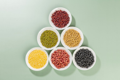 粗粮杂粮红豆绿豆黄豆黑豆花生玉米面绿背景