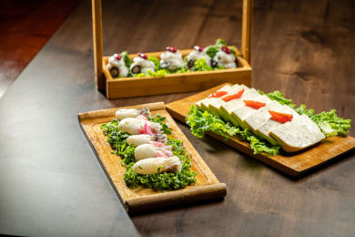 棕色木纹桌上放着一些火锅涮菜