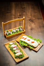 棕色木纹桌上放着一些火锅涮菜