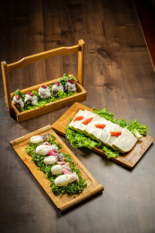 棕色木纹桌上放着一些火锅涮菜