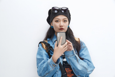 手里拿着手机准备出发的美丽东方女孩
