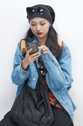 手里拿着手机准备出发的美丽东方女孩
