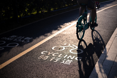 午后阳光照在城市自行车道