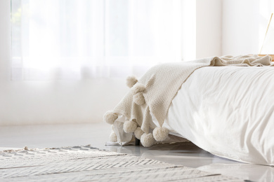 明亮的窗户前，简约的卧室一角