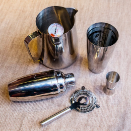 酒吧里的各种酒器