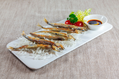 一碟美味的香煎多春鱼