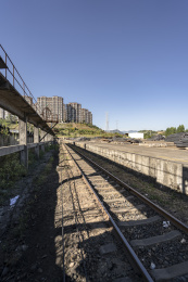 中国福建龙岩一老旧铁路货运站的装卸平台