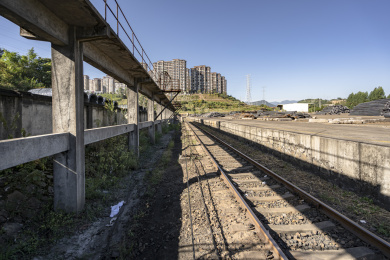中国福建龙岩一老旧铁路货运站的装卸平台