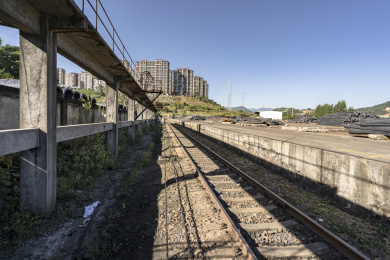 中国福建龙岩一老旧铁路货运站的装卸平台