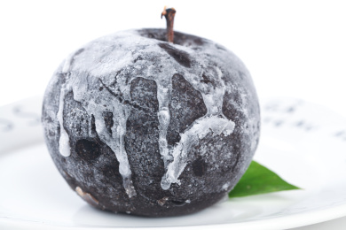 盘子里放着一个完整的秋冻梨