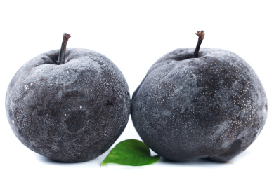 白底上放着两个完整的冻秋梨