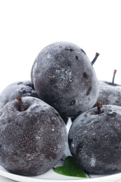 白底上放着一盘秋冻梨