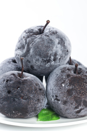 白底上放着一盘秋冻梨