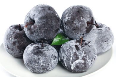 白底上放着一盘东北黑冻梨