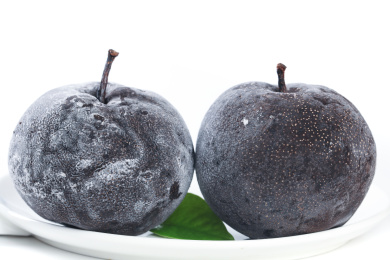 盘子里放着两个完整的秋冻梨