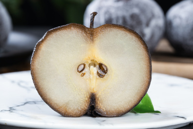 白石盘上放着一个切面的冻秋梨