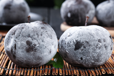 竹底上放着两个完整的黑冻梨