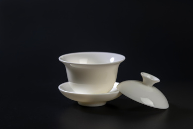 白瓷茶具三才杯盖碗特写黑色背景