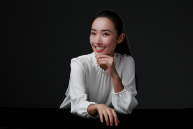 年轻的中国商务女士形象