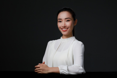 年轻的中国商务女士形象