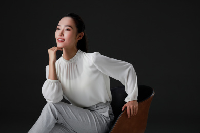 年轻的中国商务女士形象