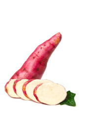 白底上放着一个完整的蜜薯和切面的白心蜜薯