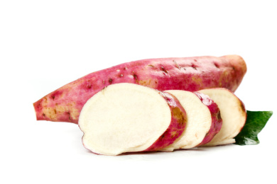 白底上放着一个完整的蜜薯和切面的白心蜜薯