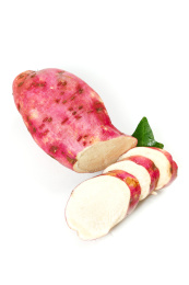 白底上放着半边蜜薯和切块的白心蜜薯