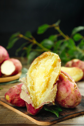 白底上放着一蓝白心蜜薯