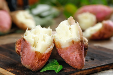 黑底上放着蒸熟的白心蜜薯