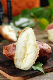 黑底上放着蒸熟的白心蜜薯