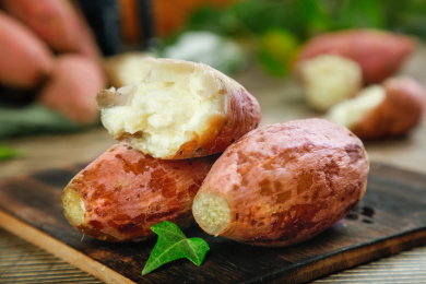 黑底上放着蒸熟的白心蜜薯