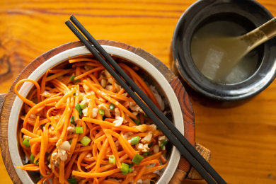 红萝卜丝肉条木桶饭配汤