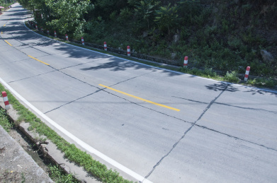 山区水泥铺设的公路局部
