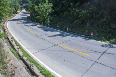 山区水泥铺设的公路局部