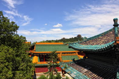 故宫建福宫西花园里的惠风亭与宫殿群