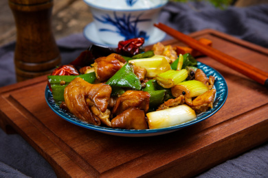 美味小吃爆炒肥肠