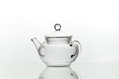 玻璃茶壶玻璃茶杯逆光特写白色背景