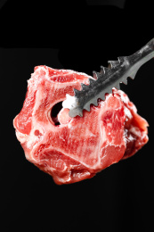 夹子上夹着一块鲜冻的羊蝎子