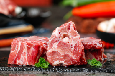 黑底上放着三块内蒙古羊蝎子