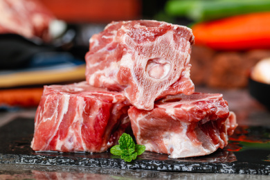 黑底上放着三块内蒙古羊蝎子