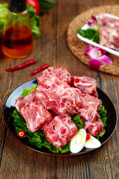 木底上放着一盘新鲜羊蝎子